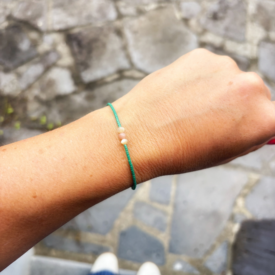 Bracelet Hippy vert, nacre et pierre de soleil