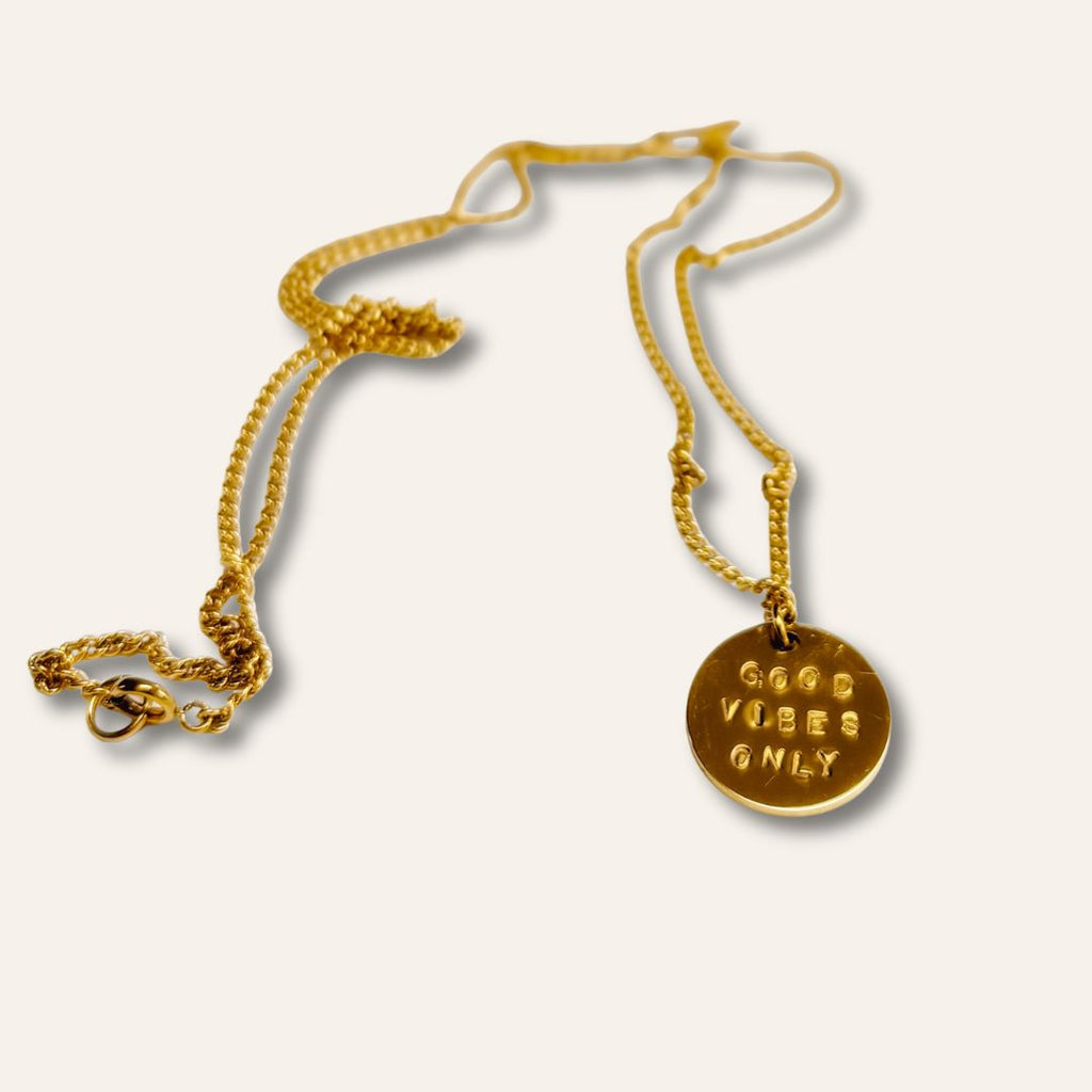 Collier Médaille message GOOD VIBES ONLY
