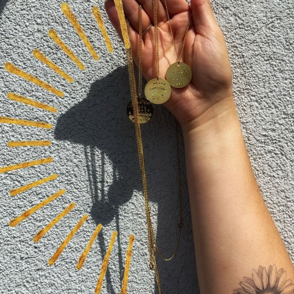Long collier médaille à message gravé – sautoir doré