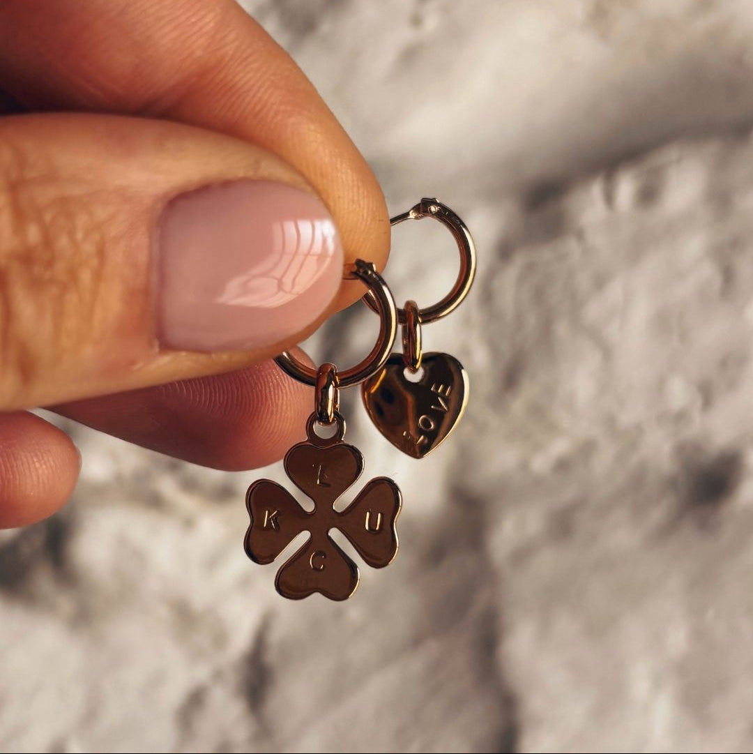 Petites boucles d'oreilles créoles gravées à la main