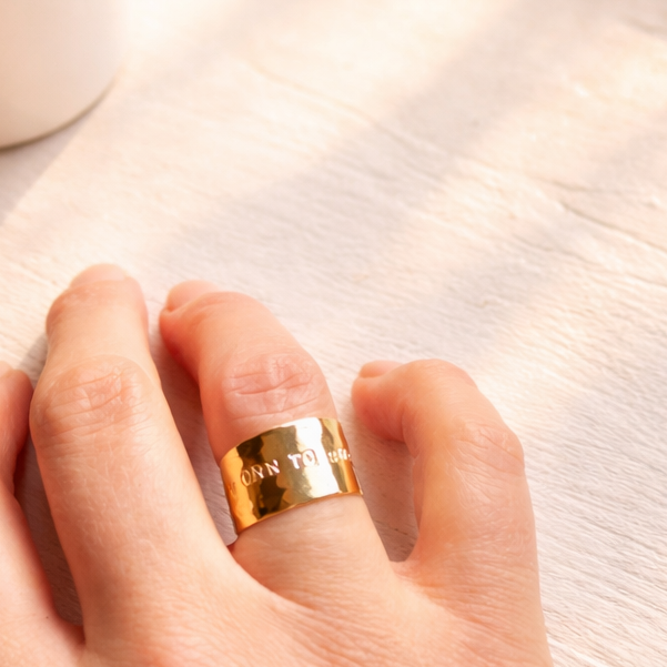 bague gravée d'un message inspirant