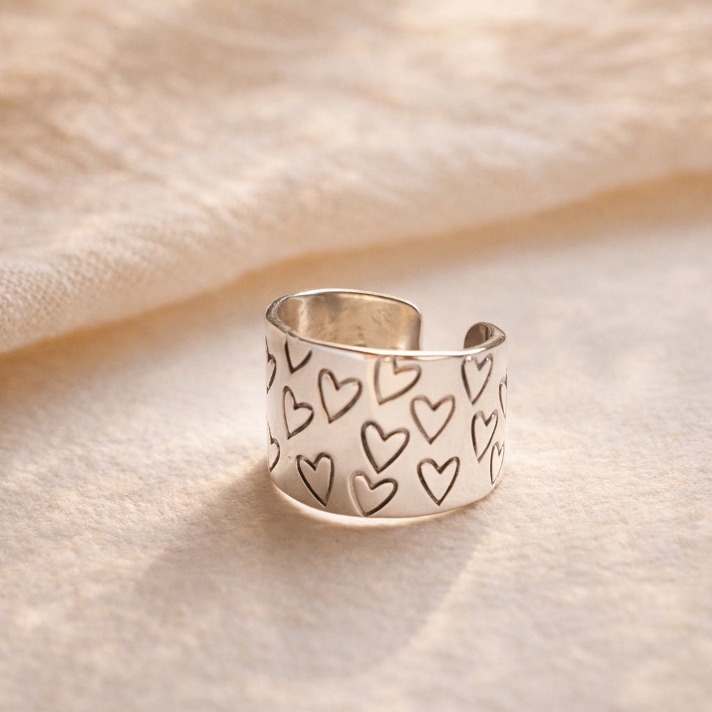 Bague d'amour poinçonnée à la main d'une multitude de coeur