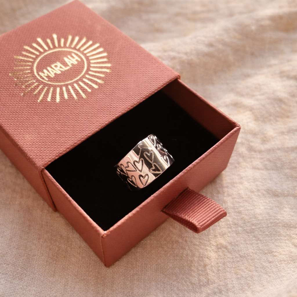 Bague d'amour prête à offrir dans son écrin à bijoux