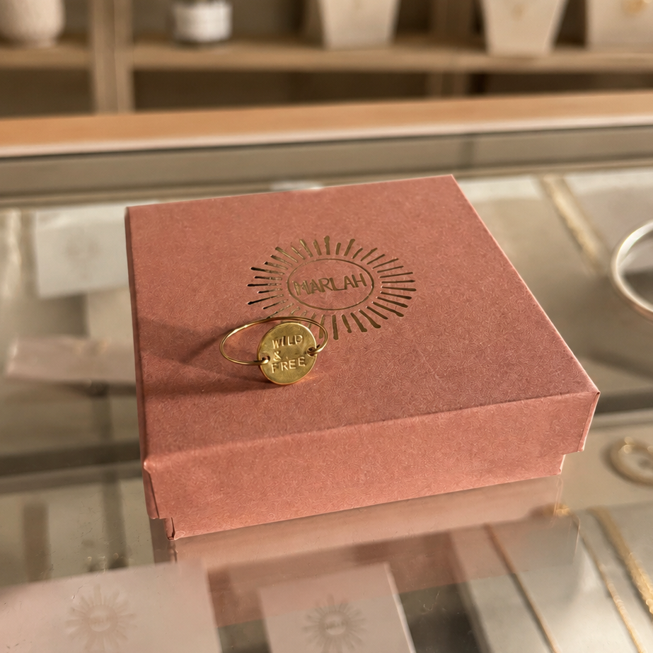 Bague marlah bijoux dans la vitrine d'une boutique de luxe