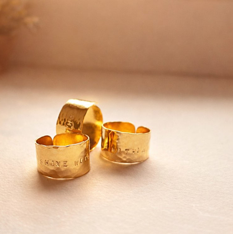 Création belge bague martelé à avec un message inspirant