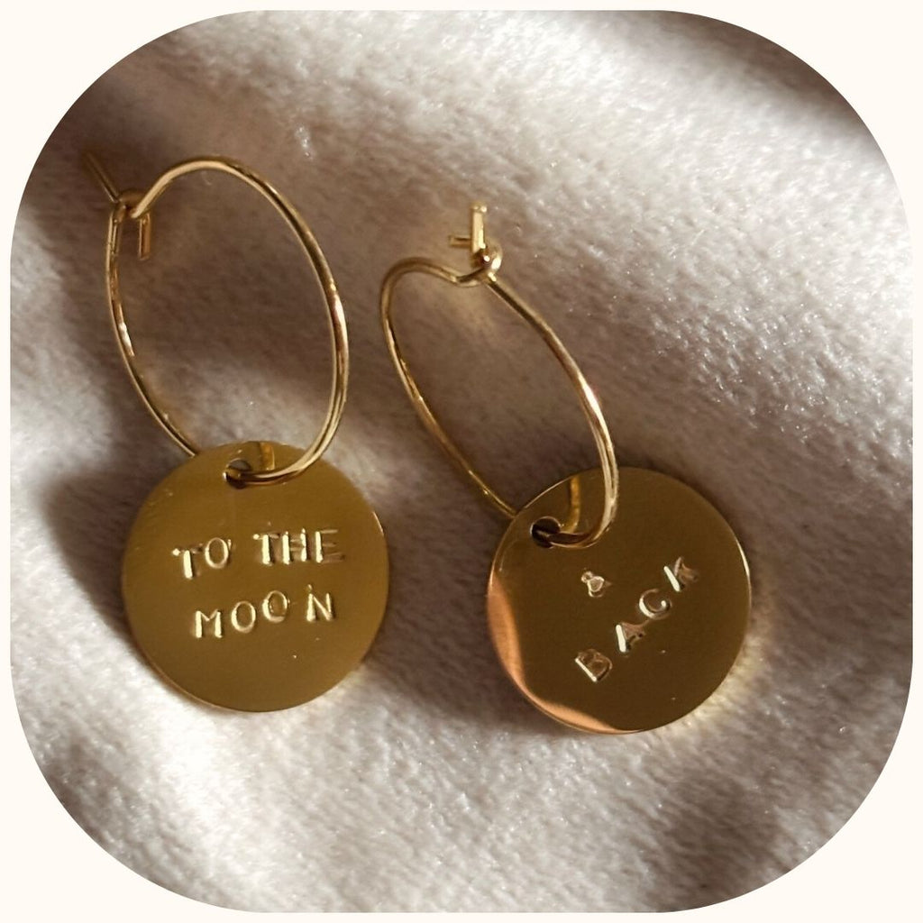 Boucles To the Moon & Back – Créoles dorées poinçonnées à la main