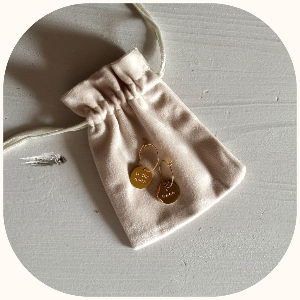 Boucles To the Moon & Back – Créoles dorées poinçonnées à la main