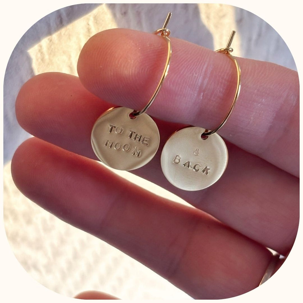 Boucles To the Moon & Back – Créoles dorées poinçonnées à la main