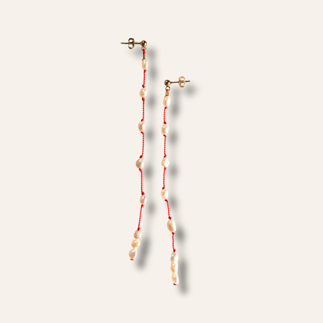 Longues boucles d'oreilles en perles sur fil rouge