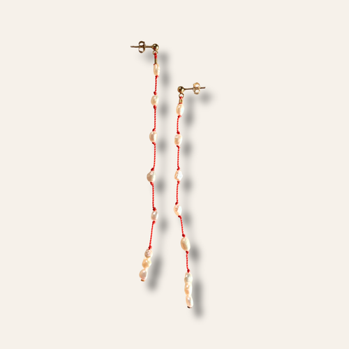 Longues boucles d'oreilles en perles sur fil rouge