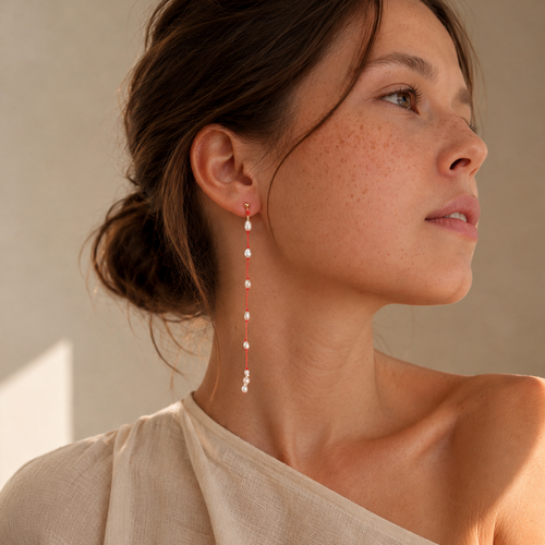 Longues buocles d'oreilles en perles portés avec élégance