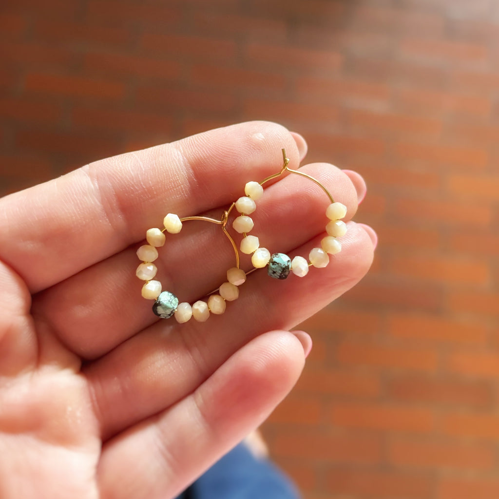 Créoles Signature tenues à la main, perles de nacre et turquoise naturelle