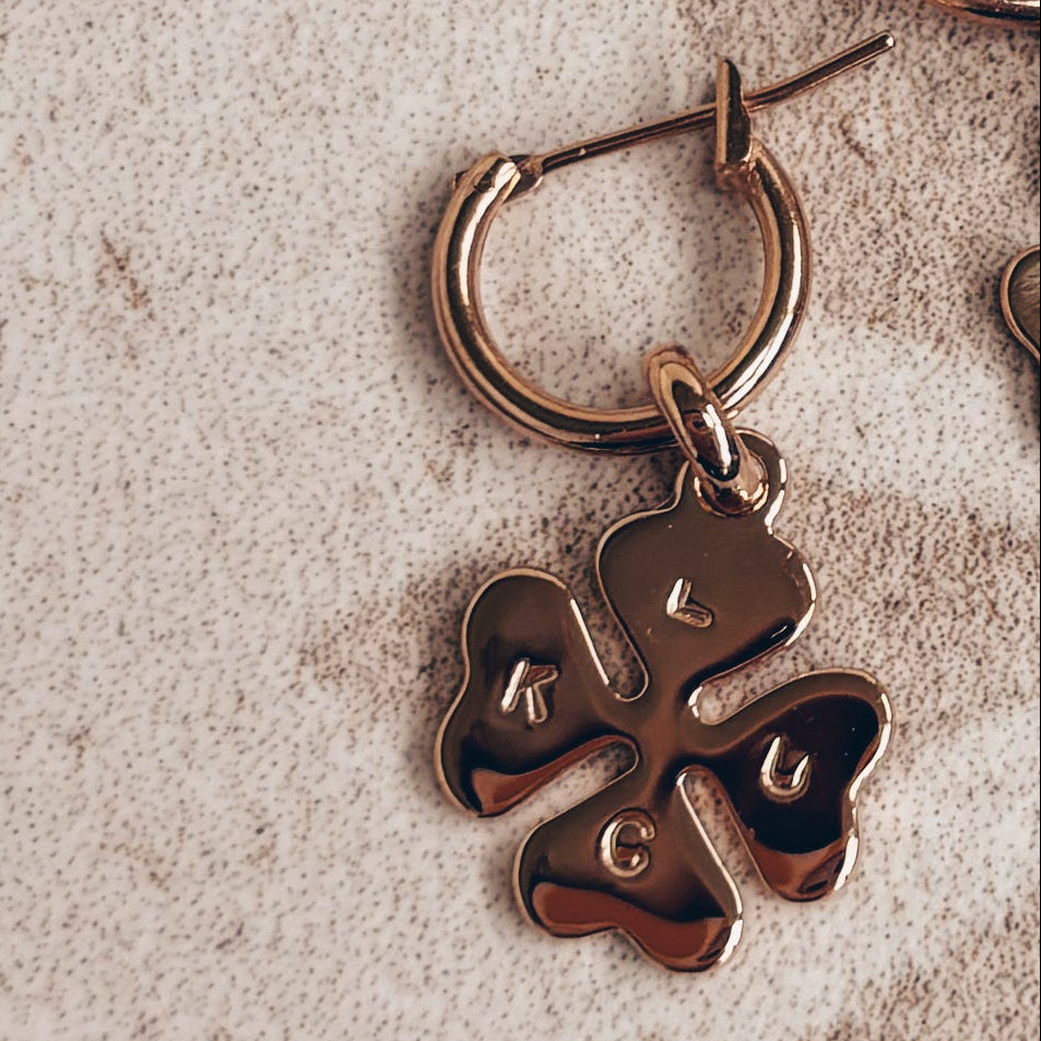 Boucles d'oreilles de très haute qualité gravée à la main trèfle porte bonheur