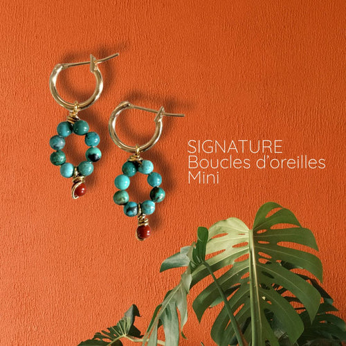Boucles d'oreilles créoles Signature Mini en plaqué or, turquoise et jaspe rouge, ambiance nature