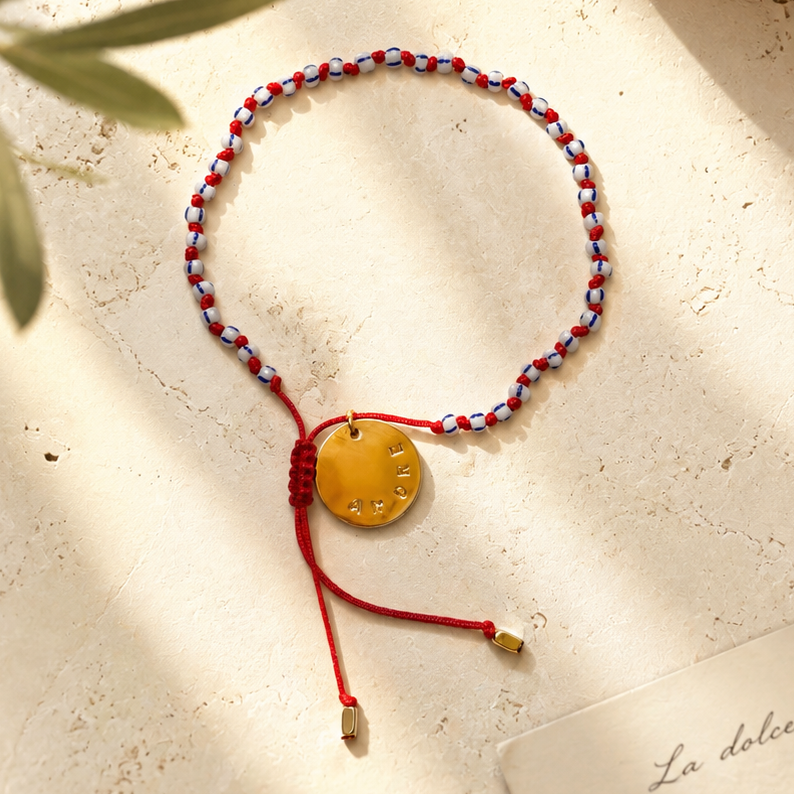 Détails sur bracelet fait main en Belgique avec médaille poiçonnée du message AMORE