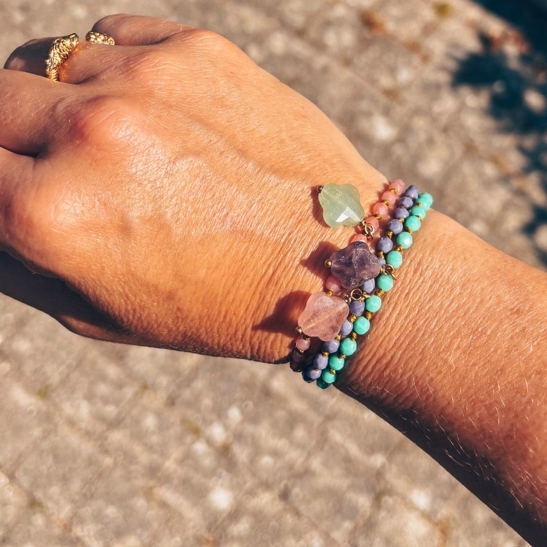 Bracelet trèfle porte bonheur accumulation de bijoux