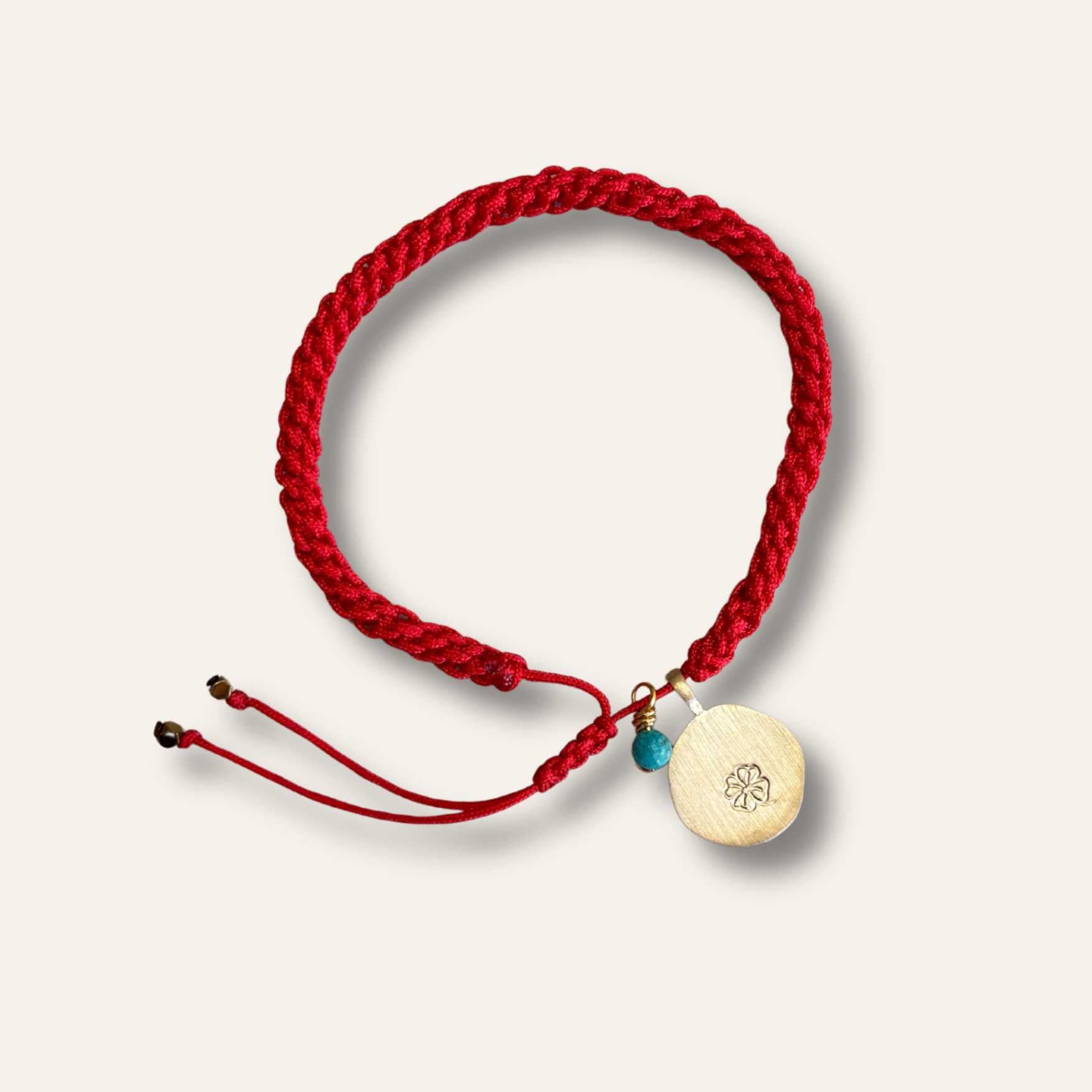 Bracelet fil rouge porte bonheur avec trèfle