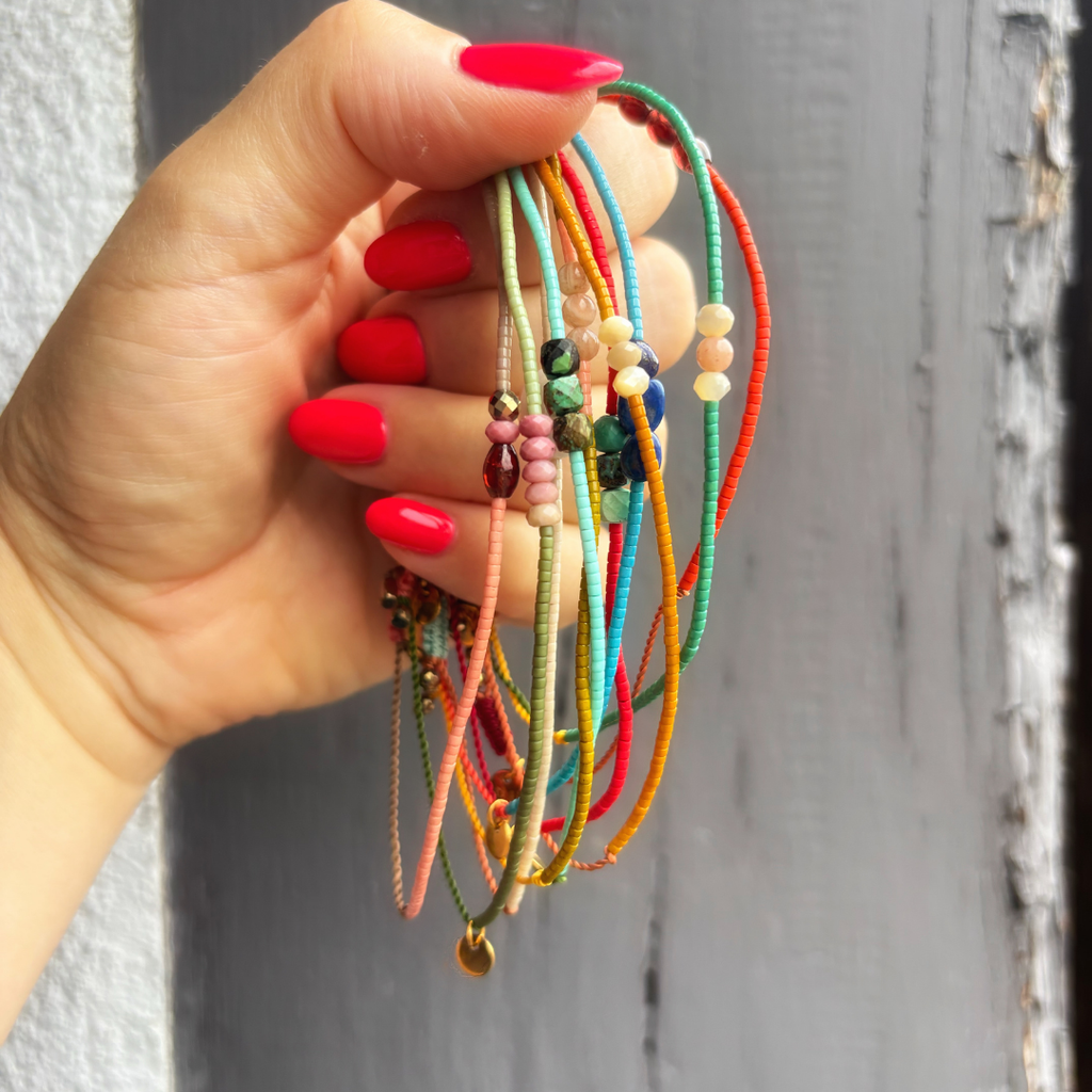 détails des bracelets hippy tenus en main fait main en blegique