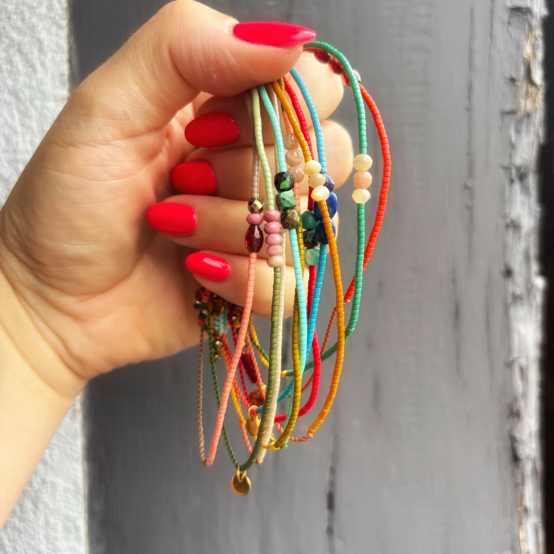 détails des bracelets hippy tenus en main fait main en blegique