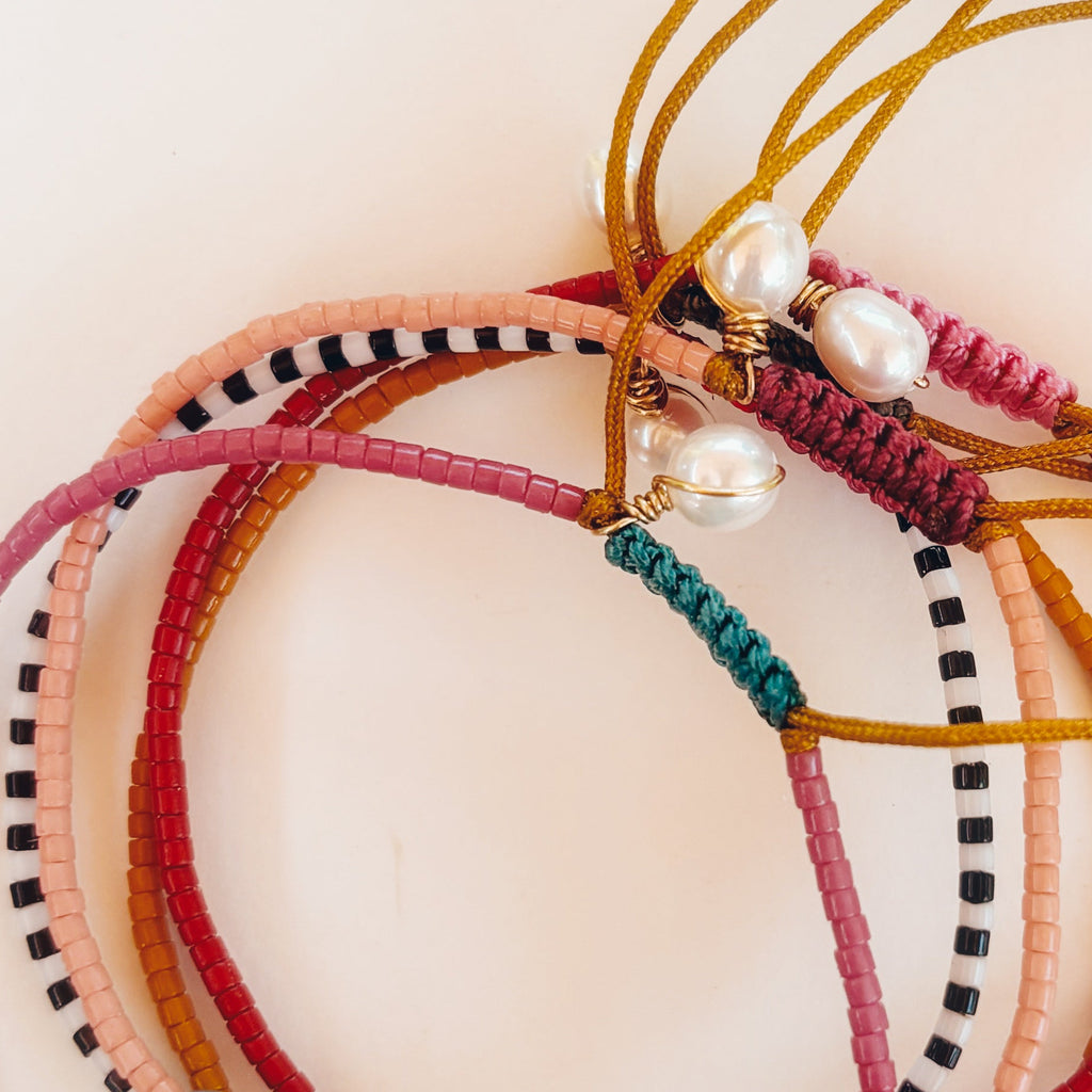 Bracelet coloré avec pampille en perles naturelles