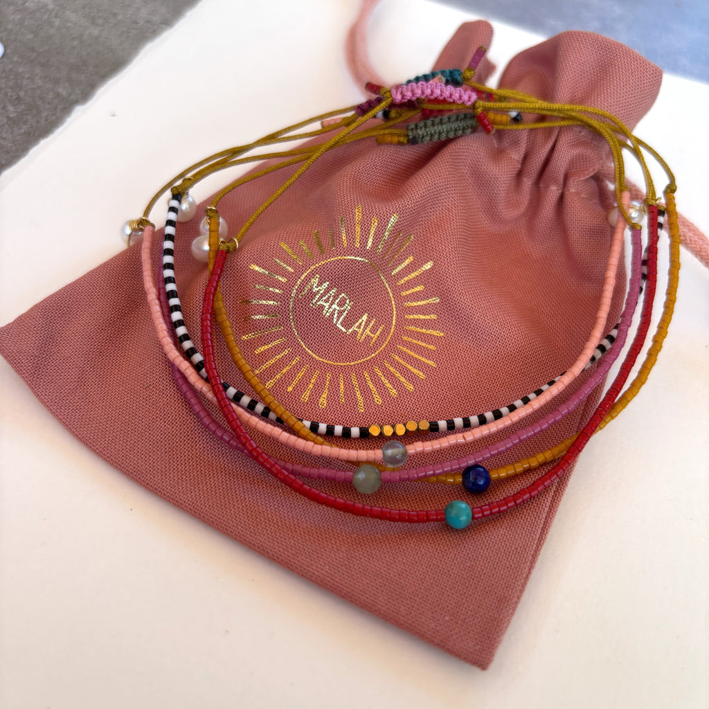 Bracelet MarlaH sur pochon estampillé de la marque