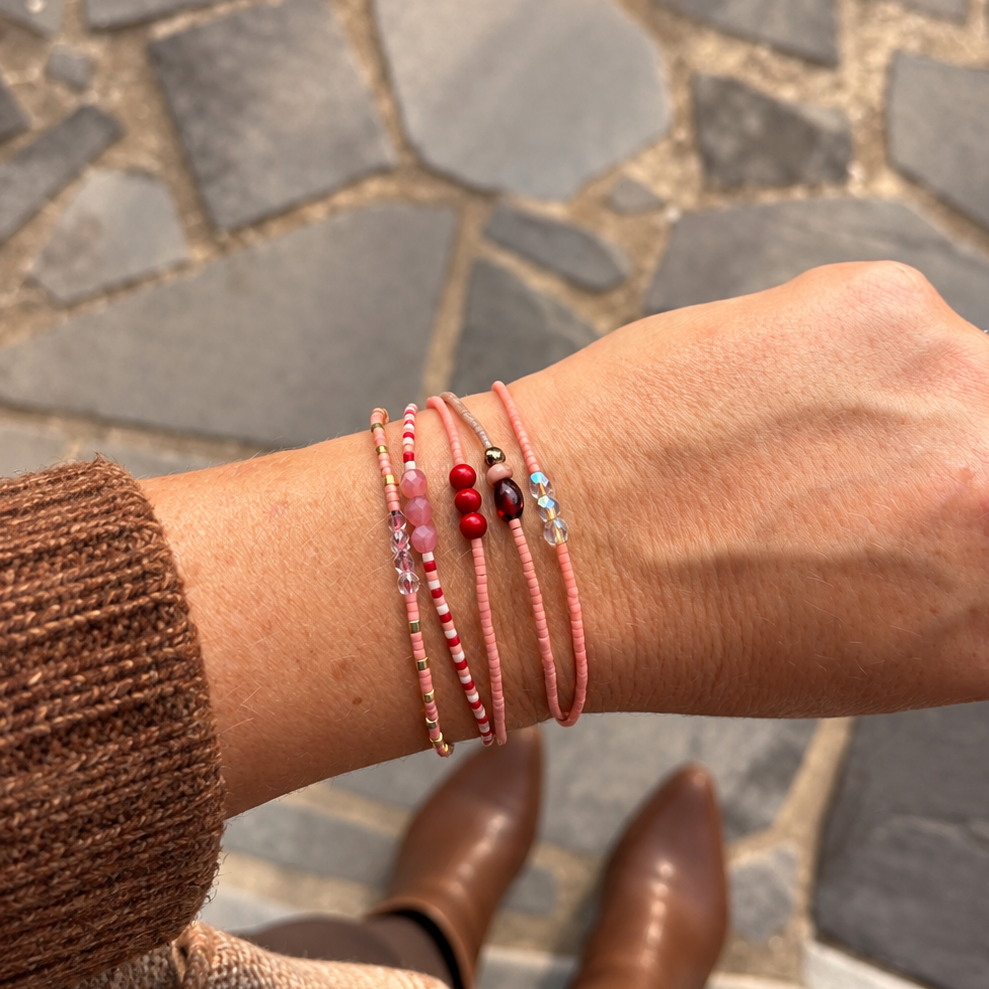 assortiment de bracelets roses en perles créatrice belge marlah bijou