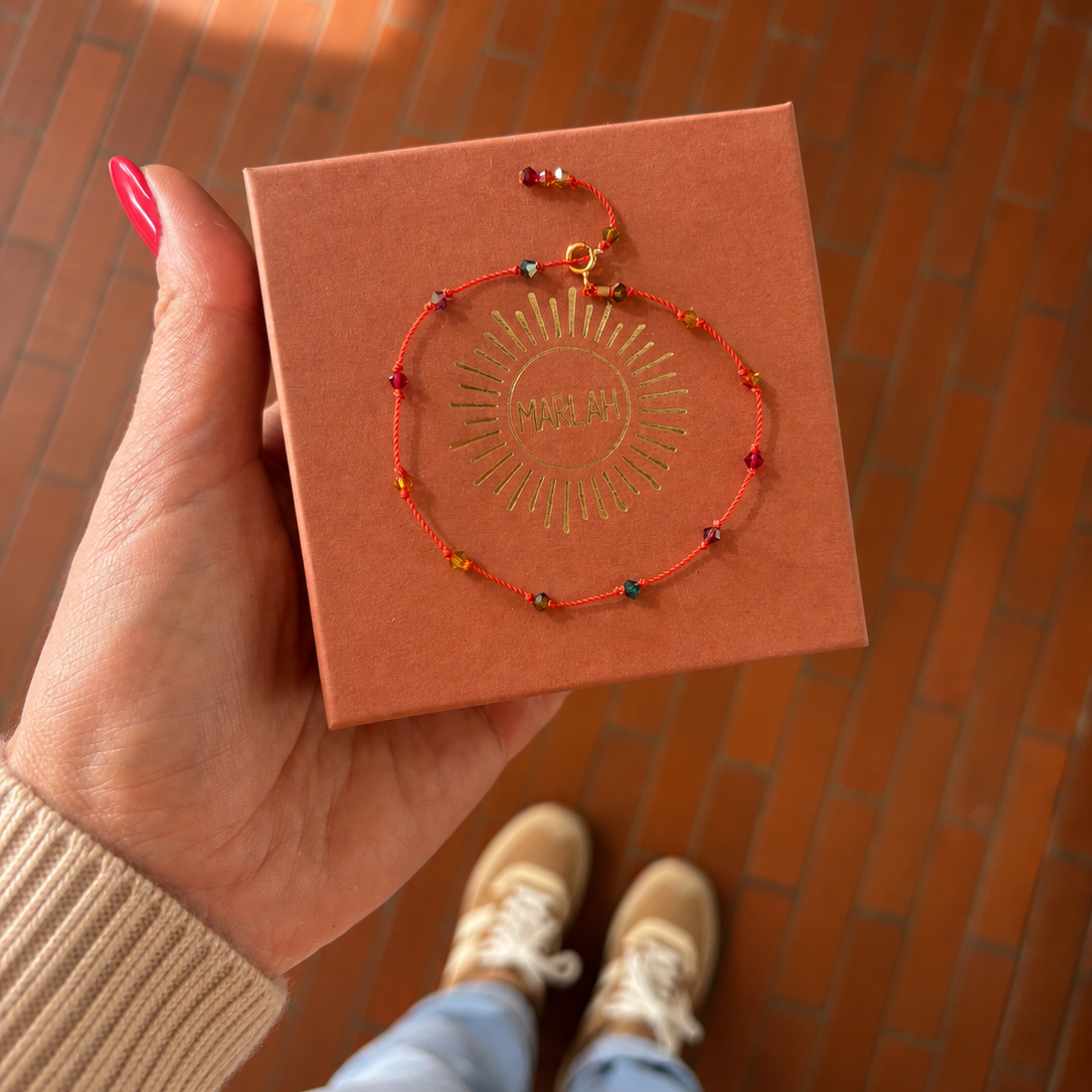 Bracelet multicolore présenté sur son écrin