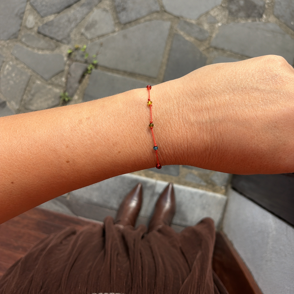 Bracelet mutlicolore en cristal porté tenue automne