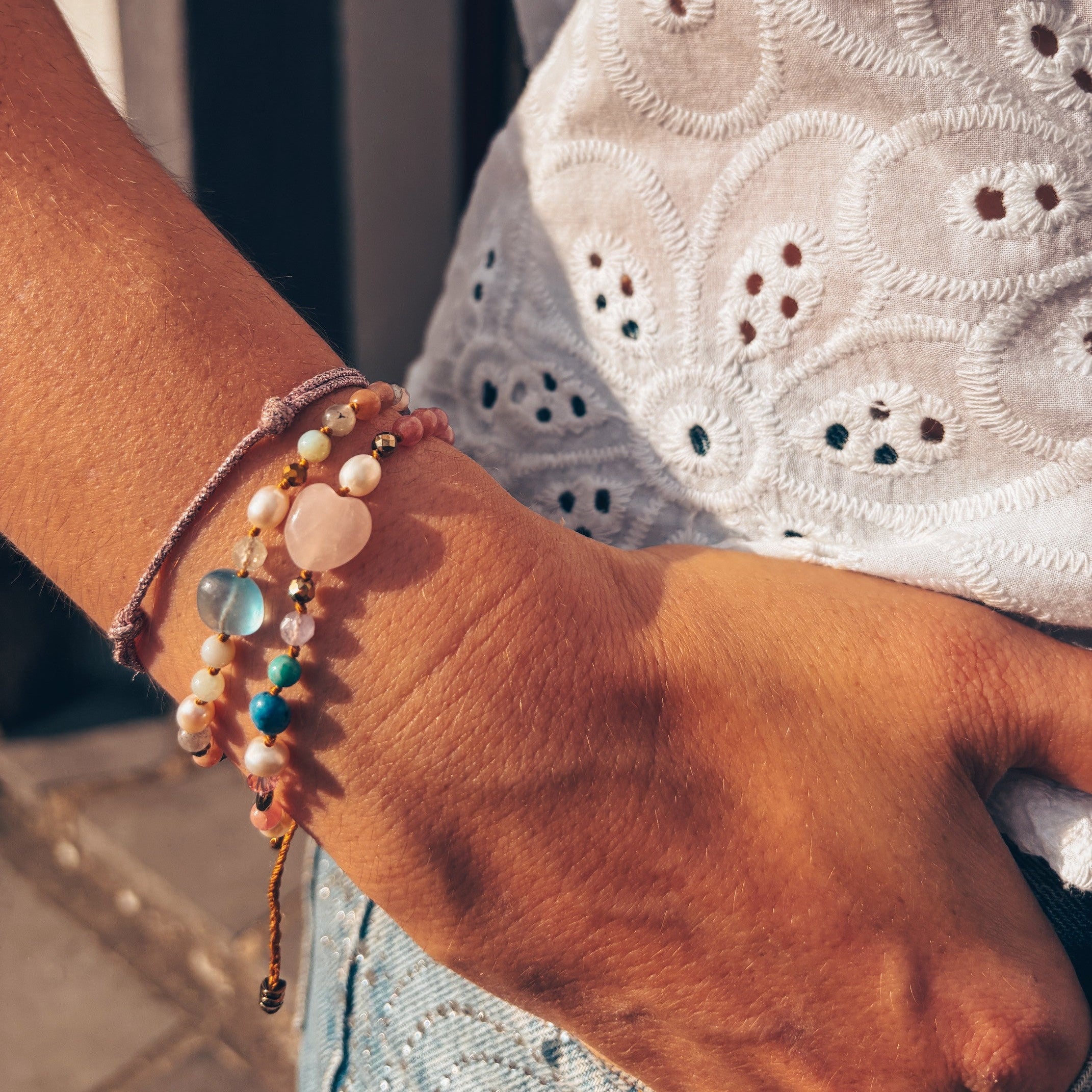 Bracelet perlé porté en accumulation marlah signature