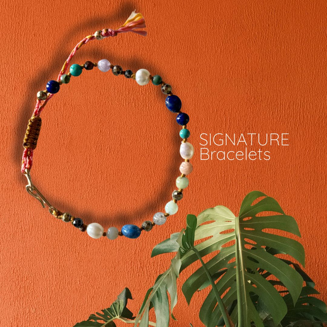Bracelet Signature MarlaH Bijoux, fil noué à la main avec perles nacrées, lapis-lazuli, pyrite facettée et amazonite, fermoir gold filled
