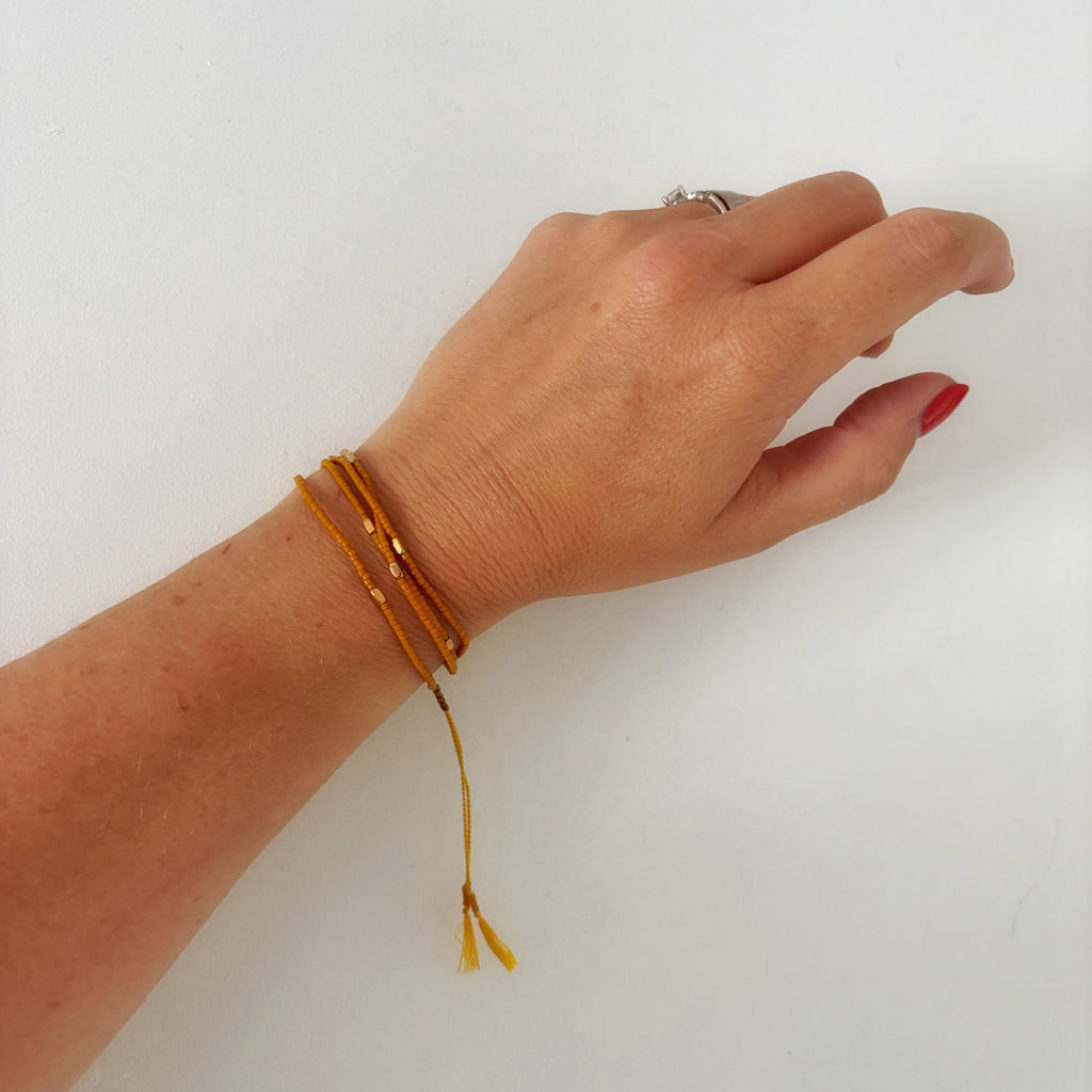 Bracelet wrap miyuki ocre Marlah portés au poignet