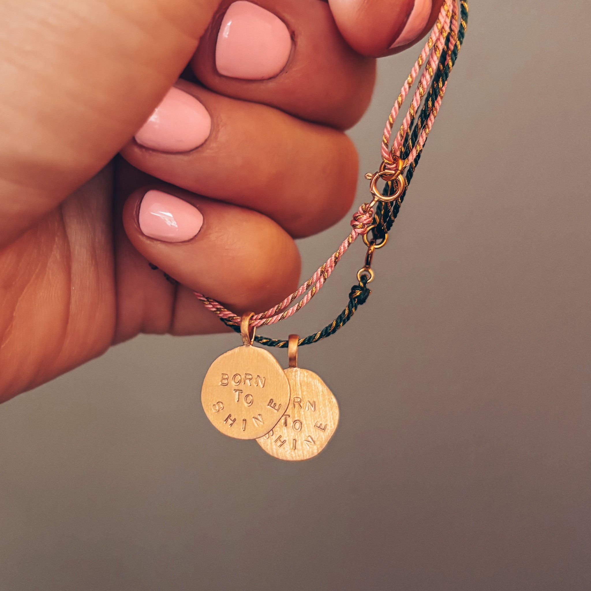 Bracelet corde médaille gravée à la main en plaqué or