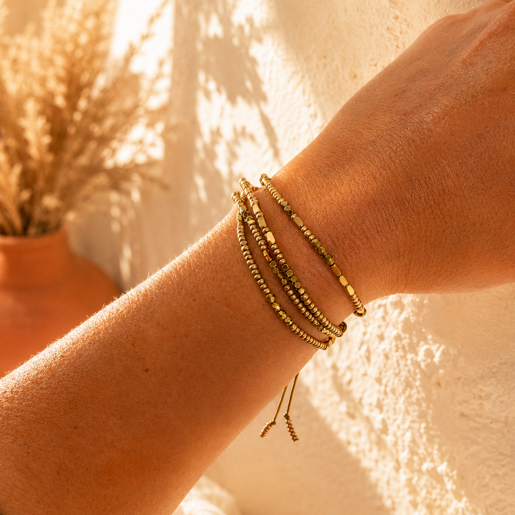 Bracelet wrap multirang doré pour un été lumineux à votre poignet