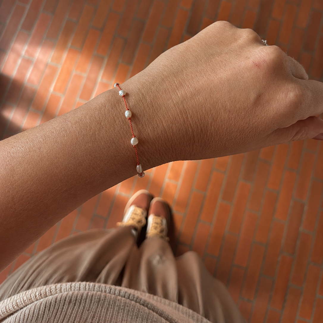 Bracelet fait main en Belgique en perle porté avec une tenue automnale