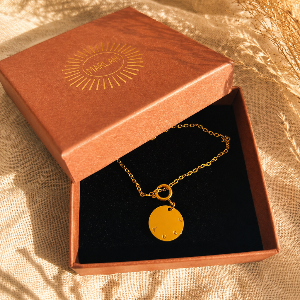 Bracelet doré avec médaille gravée LUCK