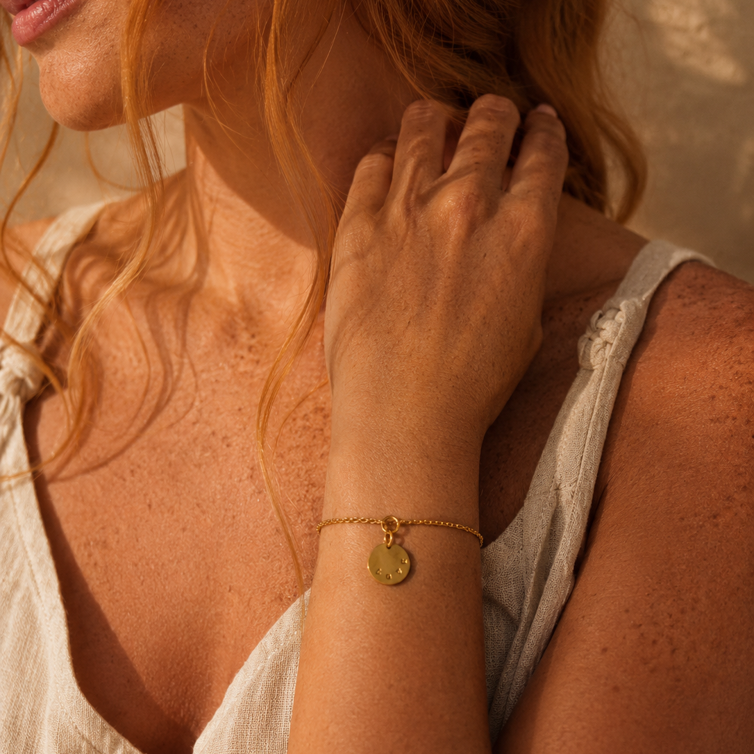 Bracelet médaille love doré porté été