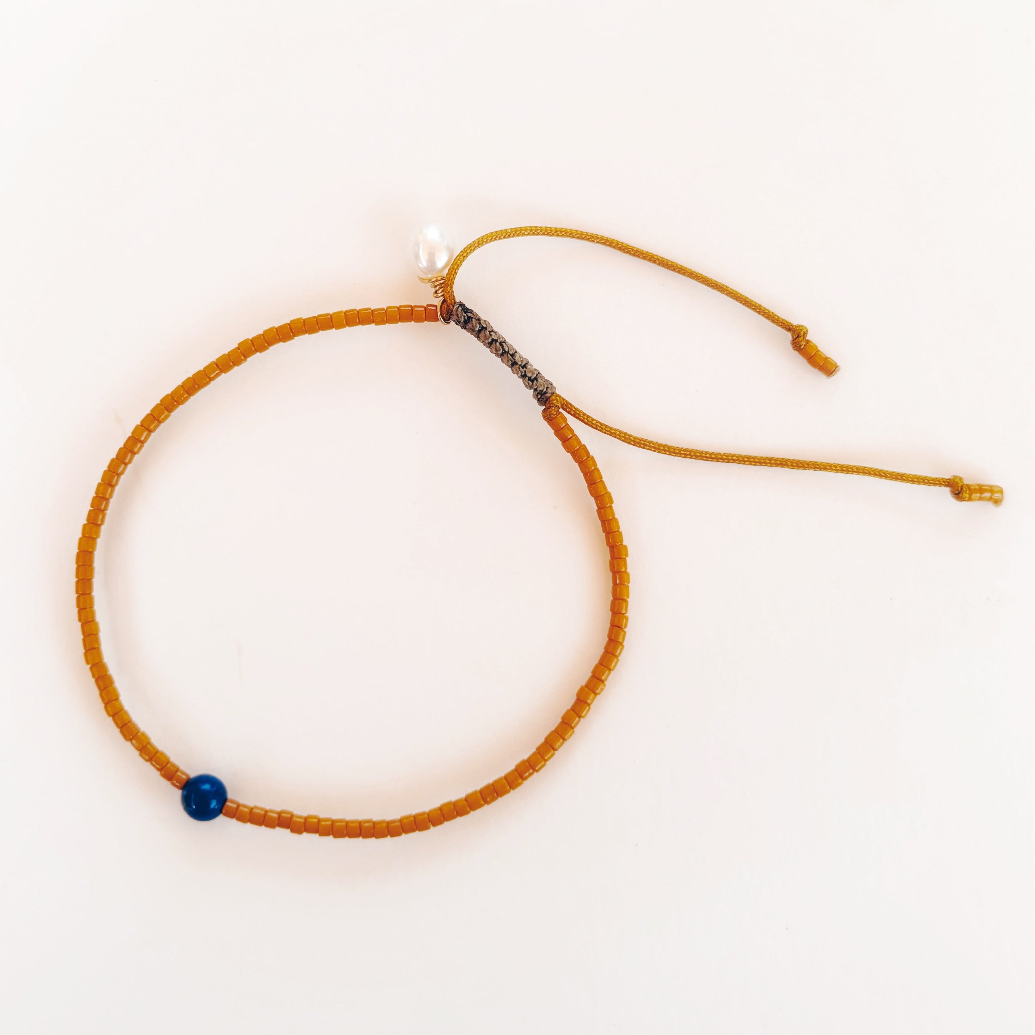 Bracelet couleurs naturelles fins et élégants