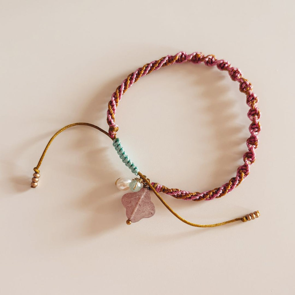 Bracelet porte bonheur rose et ocre avec trèfle et pierres naturelles