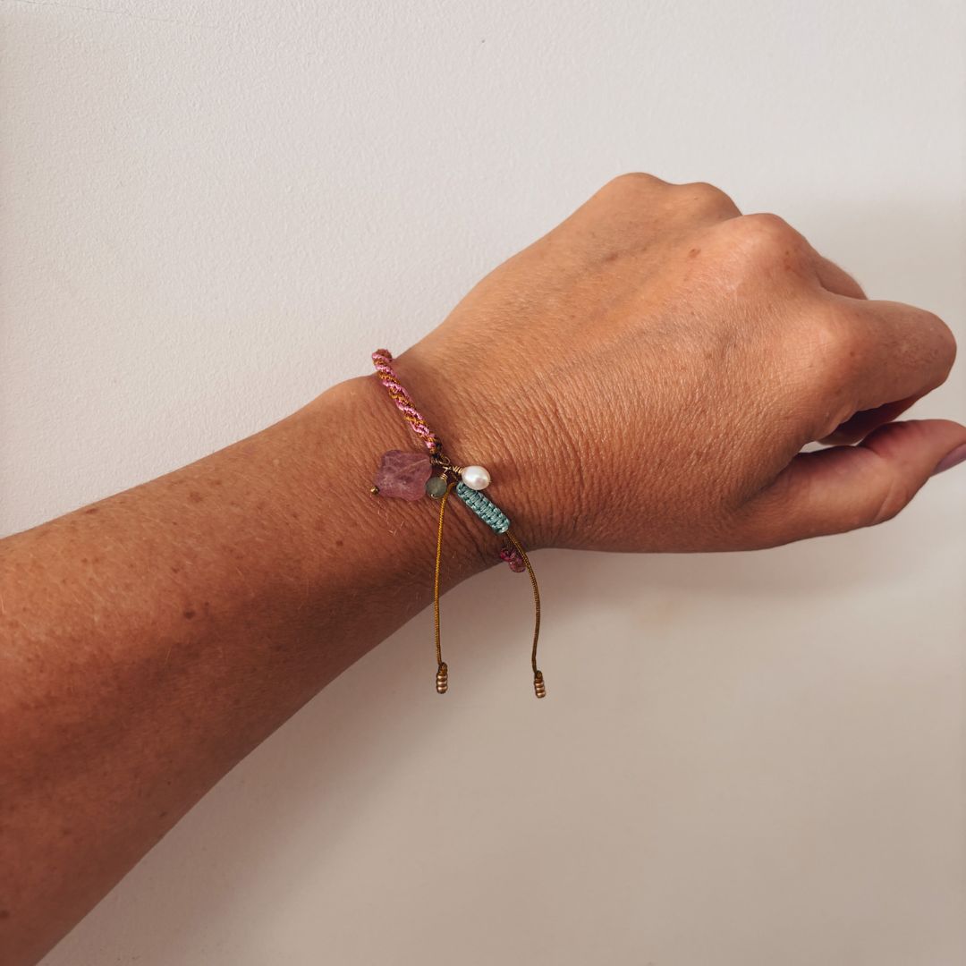 Bracelet porte bohueur porté pour l'été