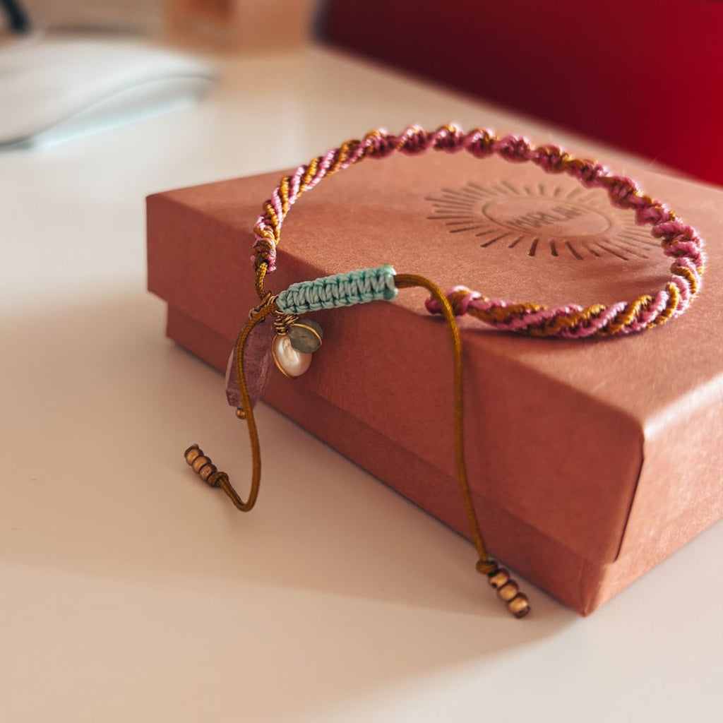 Bracelet porte-bonheur dans son écrin