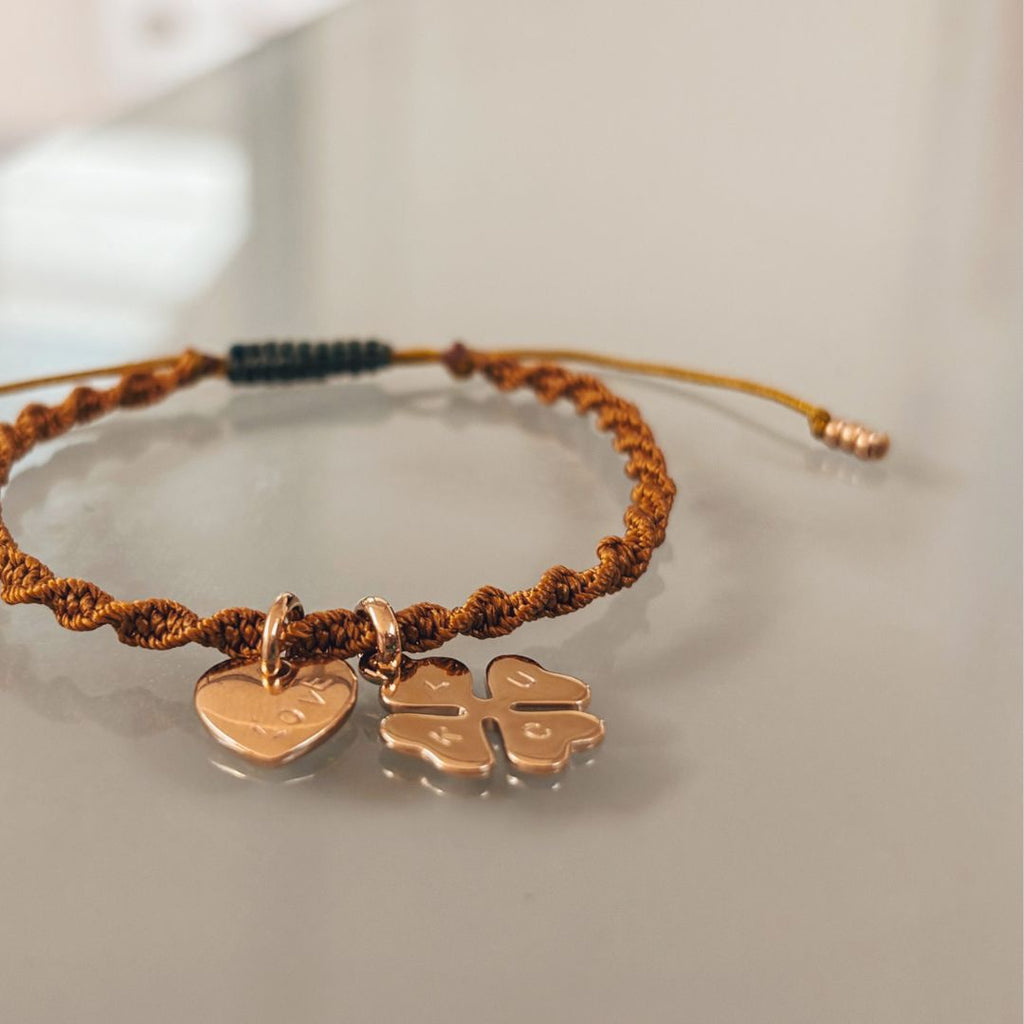 Bracelet Talisman du Soleil ocre tissé main avec breloques cœur et trèfle plaqué or