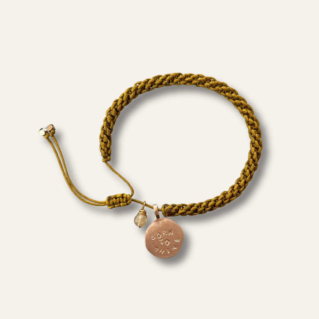 Bracelet GOLDIE – fil ocre et médaille “Born to shine”