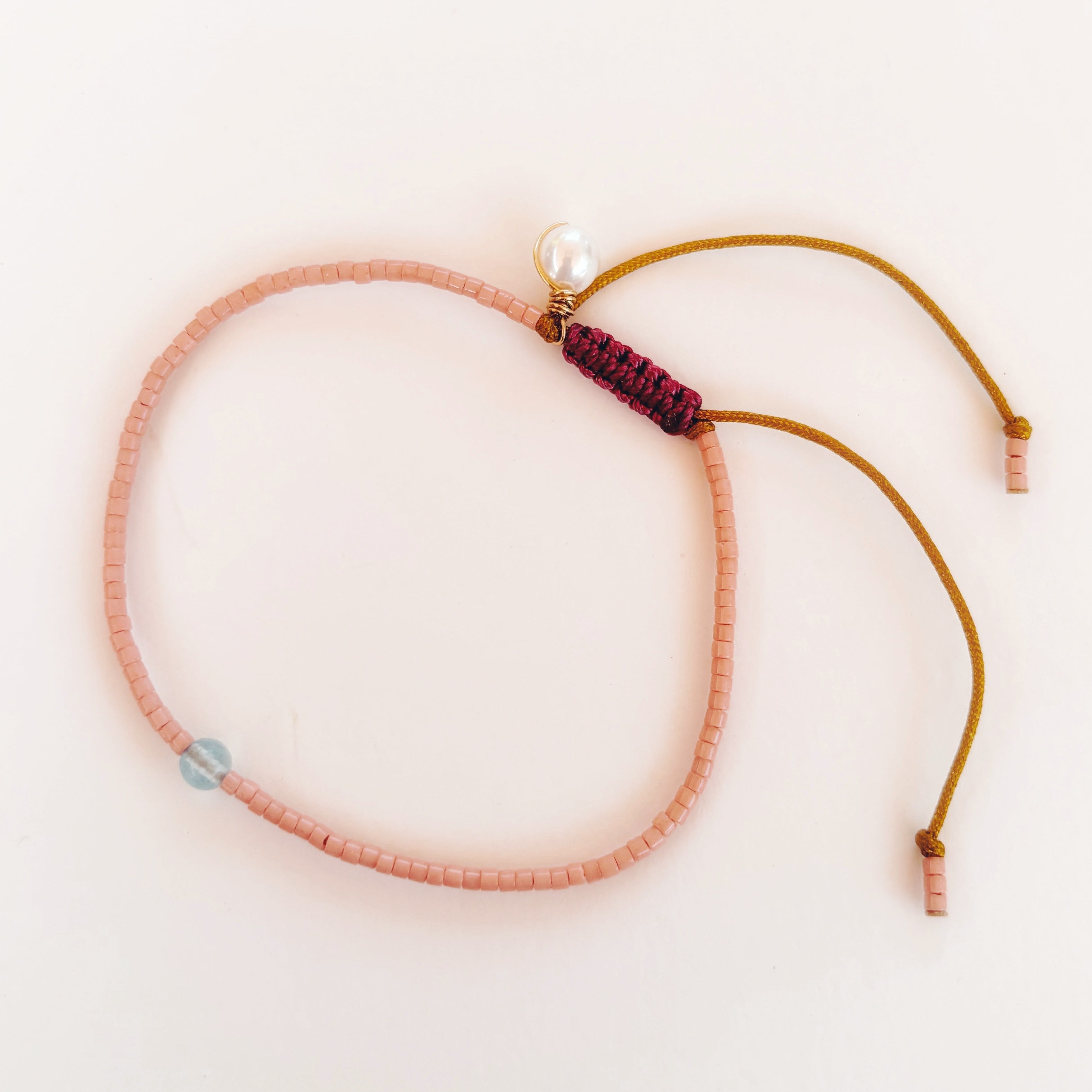 Bracelet fin rose avec pierres naturelles
