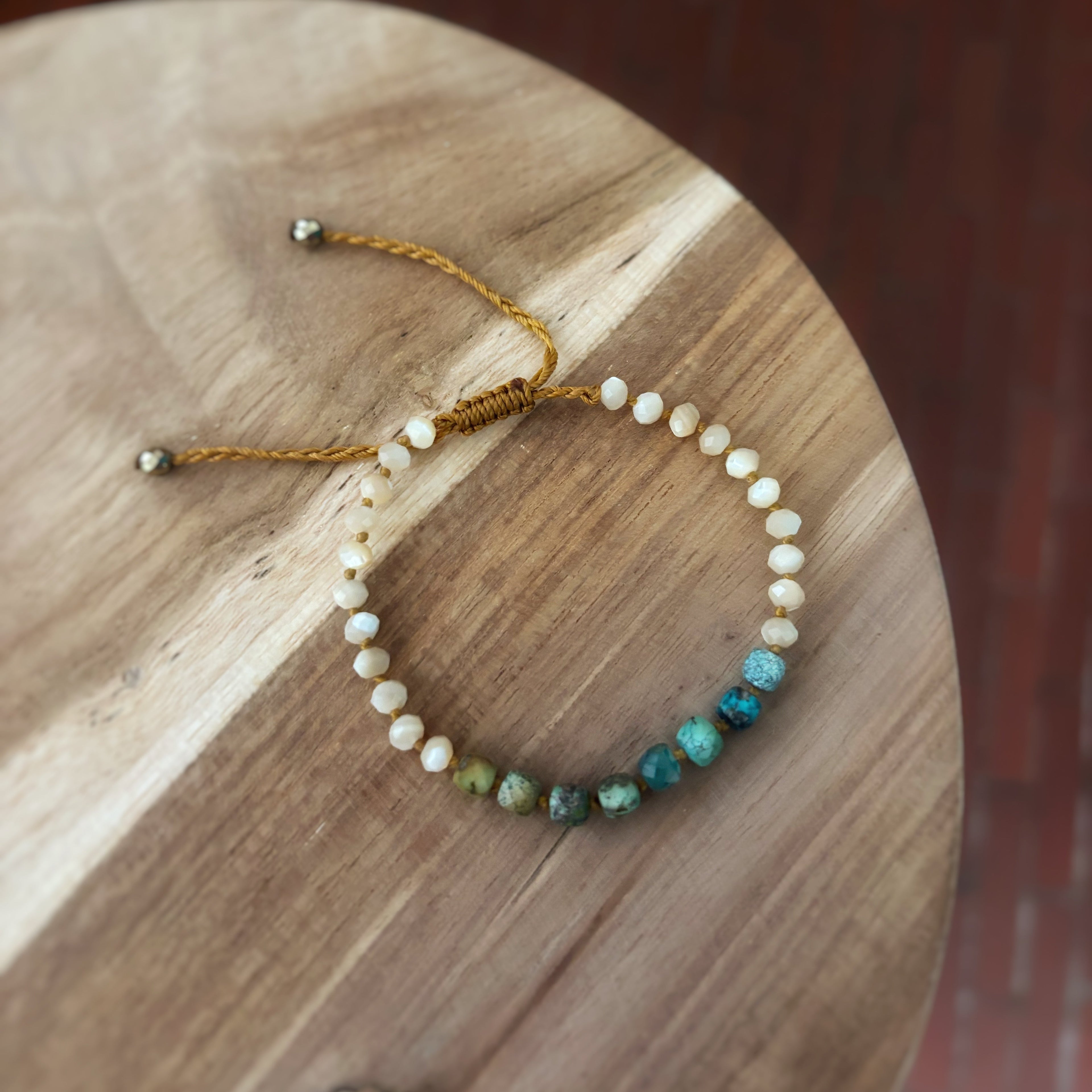 Bracelet aux couleurs naturelles nacre turquoise et bois