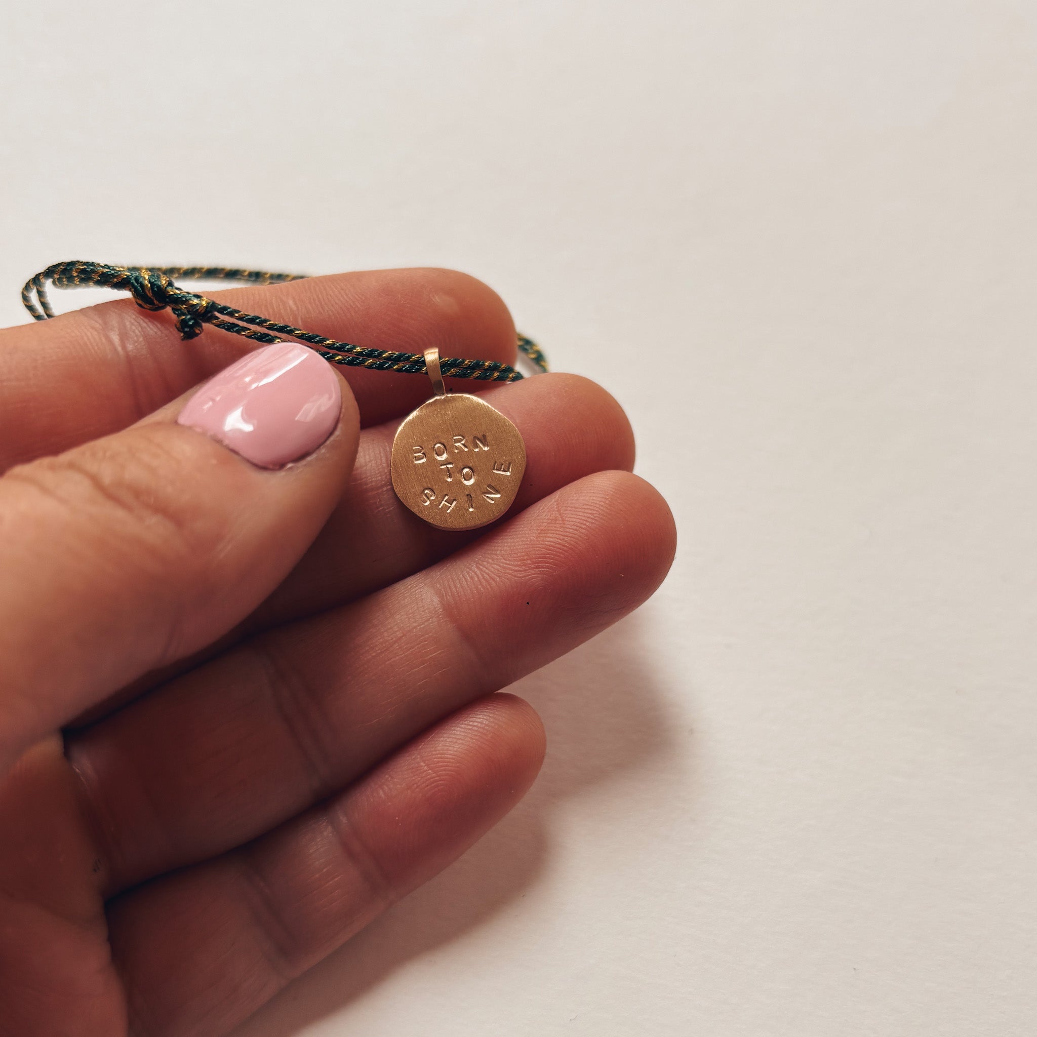 gros plan sur la gravure médaille bracelet born to shine