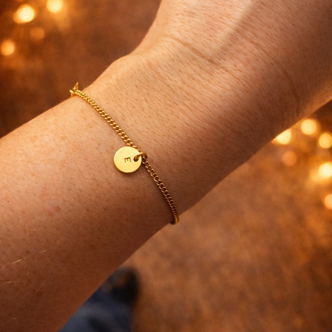bracelet initiale personnalisable en acier inoxydable doré