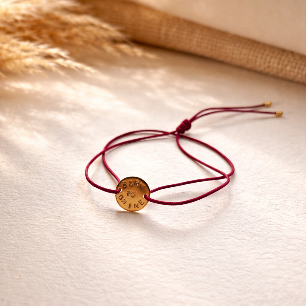 Bracelet lien rouge porte bonheur avec médaille gravée
