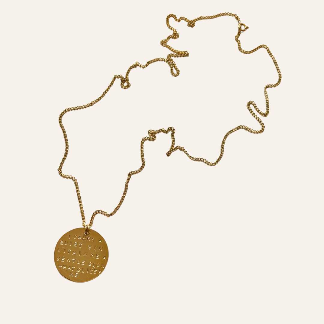 Long collier Médaille message "I carry a quiet sun"