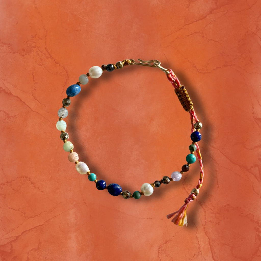 Bracelet Signature MarlaH Bijoux, fil noué à la main avec perles nacrées, lapis-lazuli, pyrite facettée et amazonite, fermoir gold filled