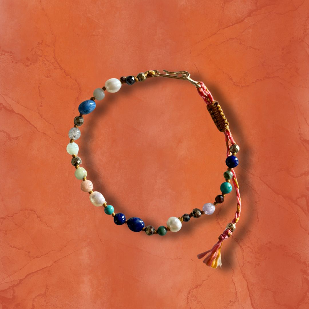 Bracelet Signature MarlaH Bijoux, fil noué à la main avec perles nacrées, lapis-lazuli, pyrite facettée et amazonite, fermoir gold filled